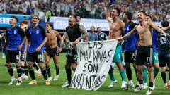 阿根廷球员高举马岛主权横幅，FIFA或再开罚单