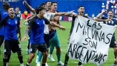 阿根廷球员举福克兰群岛主权横幅，FIFA审查或将处罚