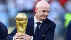 因凡蒂诺遭罢免危机：因凡蒂诺24小时遭重挫 欧足联酝酿罢免FIFA主席