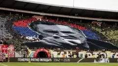贝尔格莱德红星球迷TIFO：贝尔格莱德红星球迷德比战展示姆拉迪奇巨幅TIFO